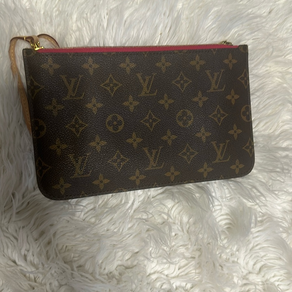 🔥🔥🔥🔥Louis Vuitton Neverfull Monogram Clutch 🔥🔥🔥